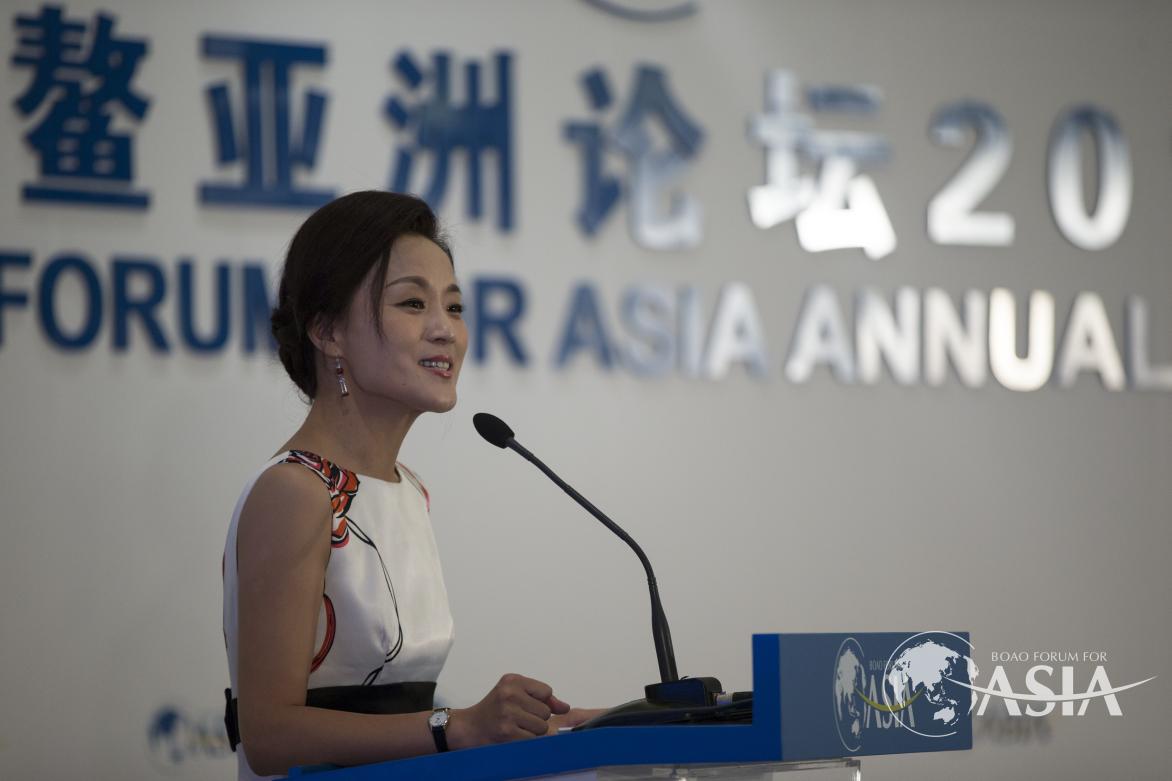 王璐(中国国际广播电台主持人)主持亚洲媒体合作的新未来分论坛