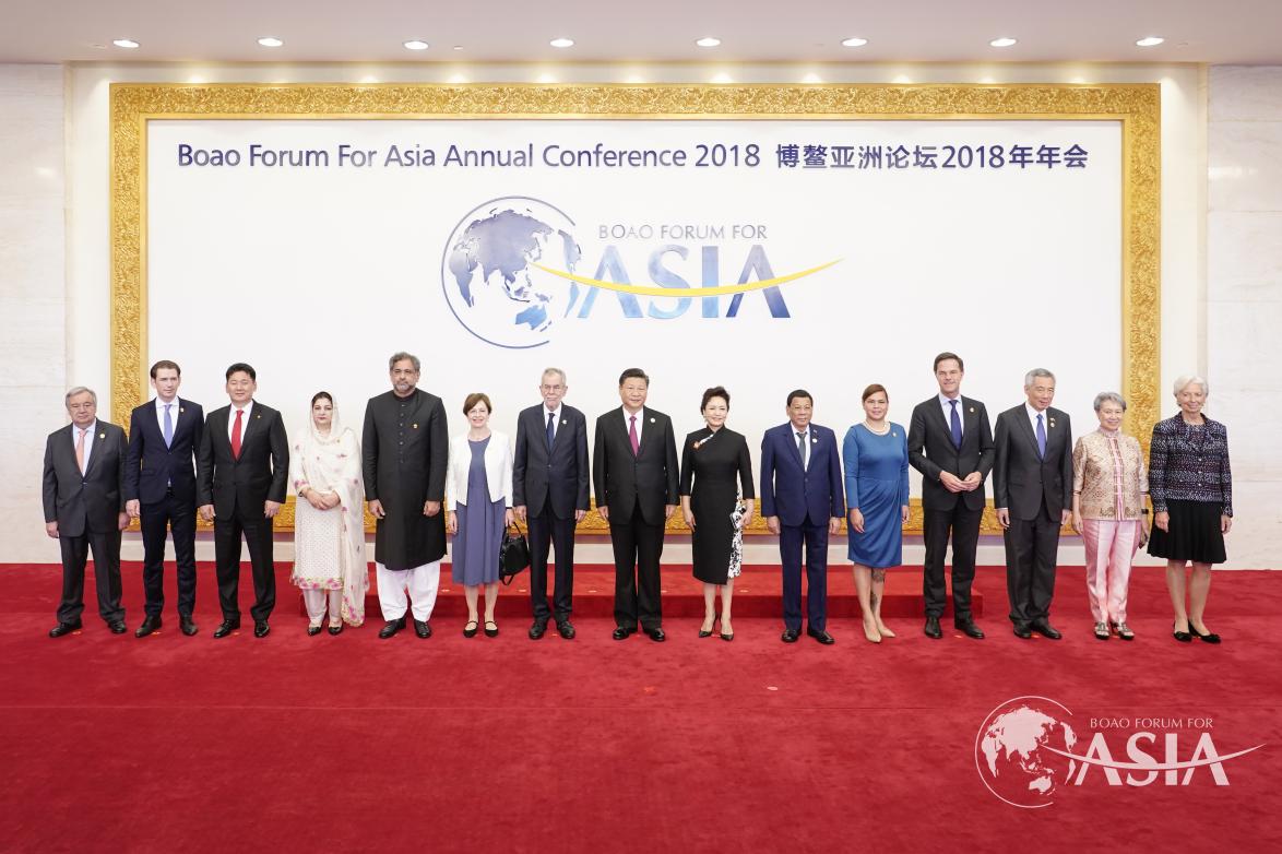 中国国家主席习近平与出席博鳌亚洲论坛2018年年会政要及国际组织负责人合影