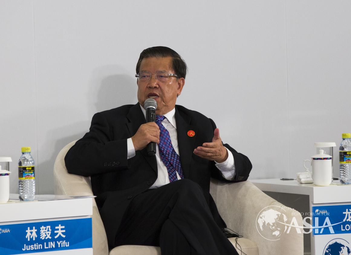 龙永图（原外经贸部副部长、入世首席谈判代表）在政府与市场分论坛发言