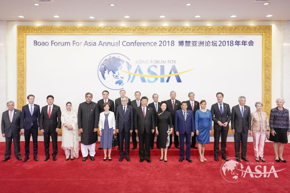 Chinese President Xi Jinping poses for a photo with foreign leaders and council of advisors of BFA at the Boao Forum for Asia Annual Conference 2018