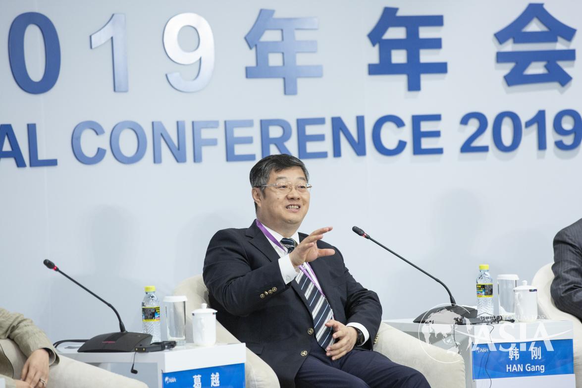 HAN Gang （Vice President, Cedar Holdings Group； President and CEO, Gong Tong Yun Supply Chain Group； Former Deputy GM, Minmetals Development Company and Former President, Minmetals Germany Corporation） speaks at Data: An Untapped Bonanza session