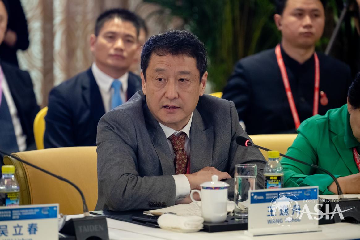 WANG Yizhou（ Professor,  Peking  University；  Deputy  Director,  China National Association for International Studies） speaks at  Overseas Chinese CEO Roundtable
