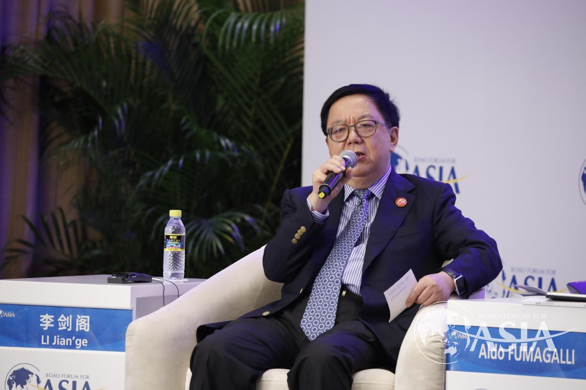 LI Jiange（Chairman, Board of Trustees of Sun Yefang Foundation）hosts  The Logic of Tax Cut Session